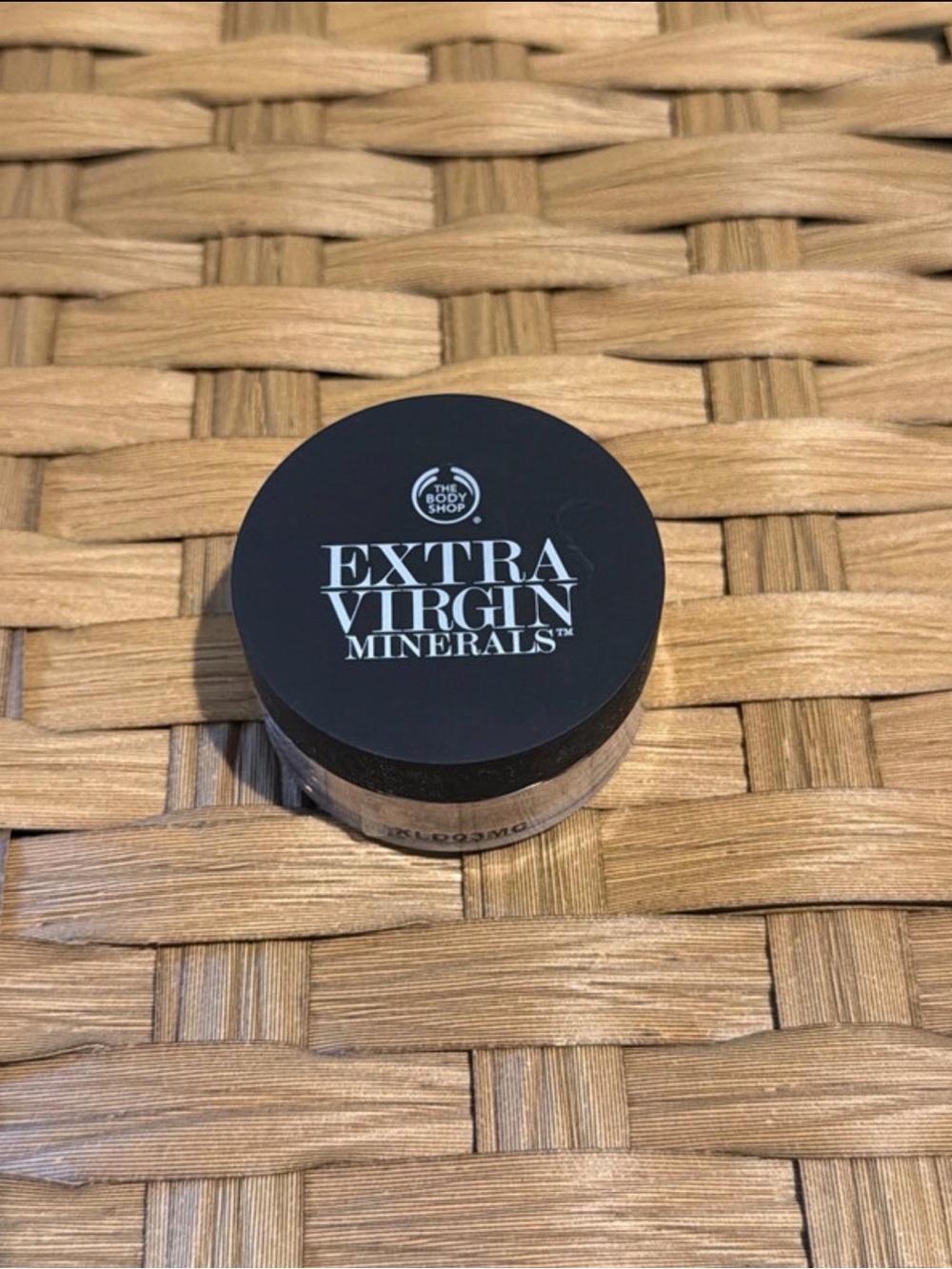 The Body Shop Extra Virgin Minerals Loose Setting Powder - Black Lid, Beige Jar
